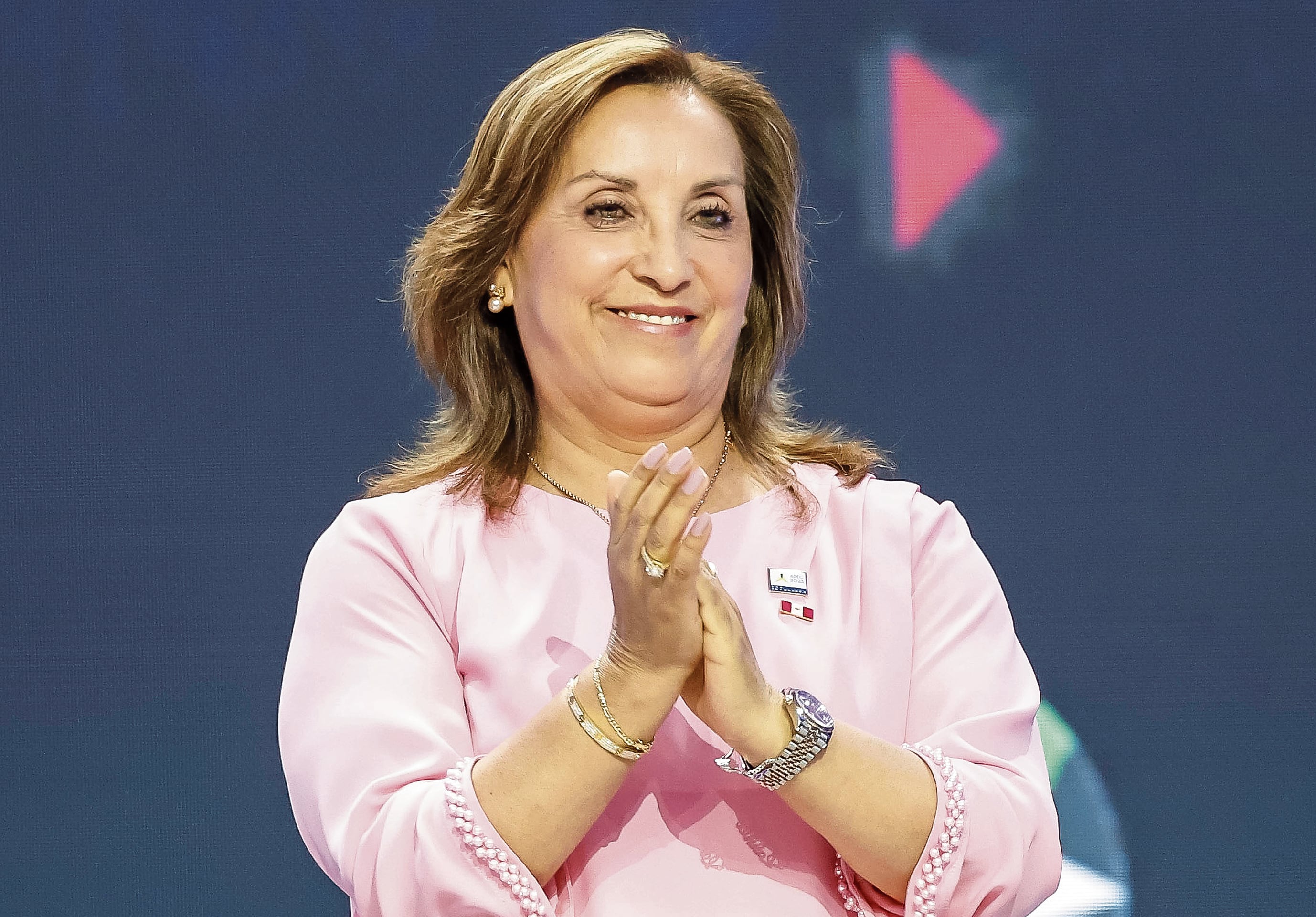 La presidenta Dina Boluarte podrá recibir los regalos que tanto le gustan. EFE/ John G. Mabanglo