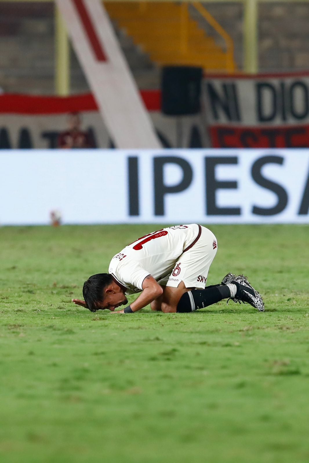 Martín Pérez Guedes se retiró del fútbol y jugó su último partido con Universitario. (Foto: Fernando Sangama / GEC)