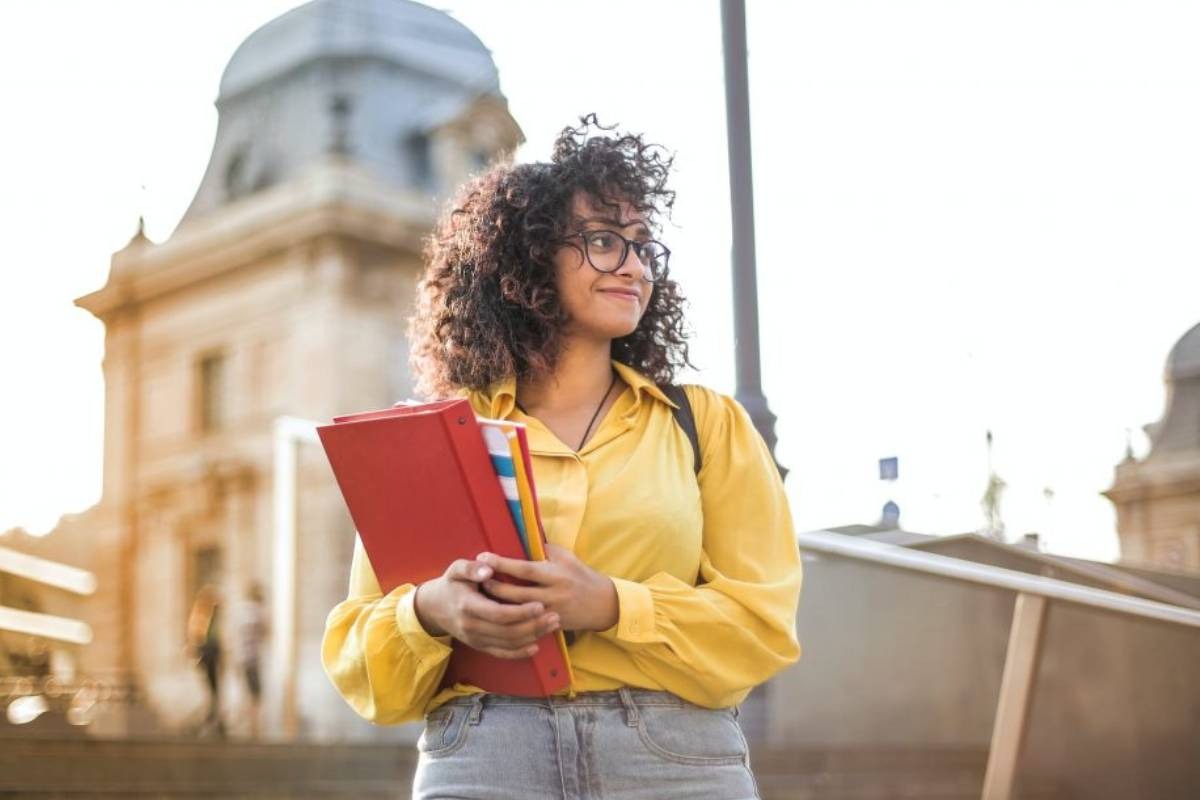Conoce las ventajas de estudiar una maestría en España y cómo financiarlo.