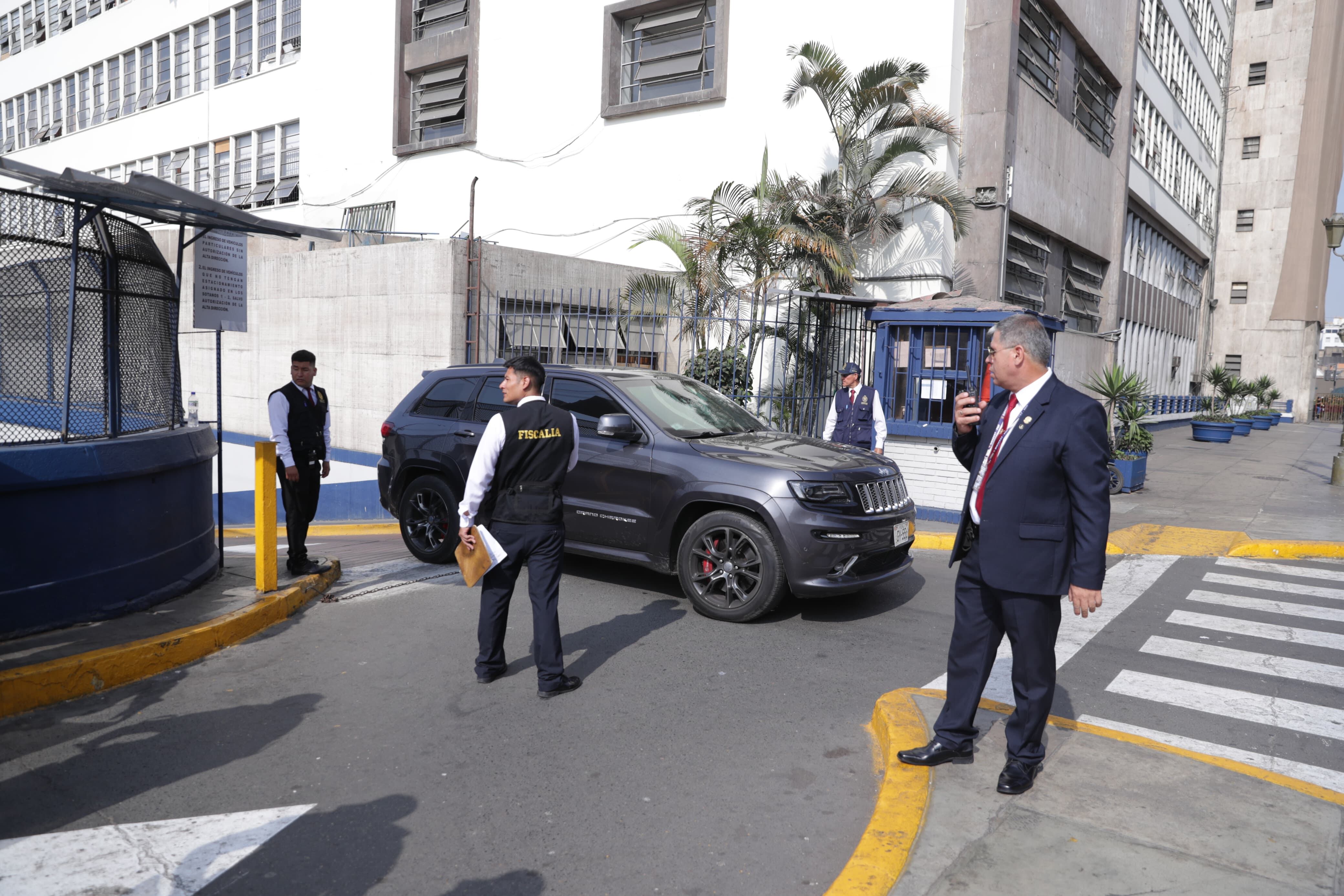 Dina Boluarte llegó y se retiró del Ministerio Público por citación del caso "Cofre" sin declarar a la prensa.(Foto: Alessandro Currarino / @photo.gec)