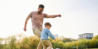 La tecnología parece inevitable, pero los padres siguen siendo el mejor ejemplo para enseñar a sus hijos a disfrutar su tiempo libre lejos de las pantallas. Foto: Istock.