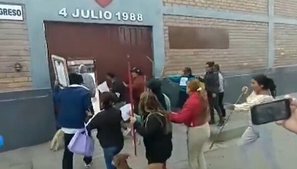 Barranca: Padres de familia ingresan a la fuerza a colegio
