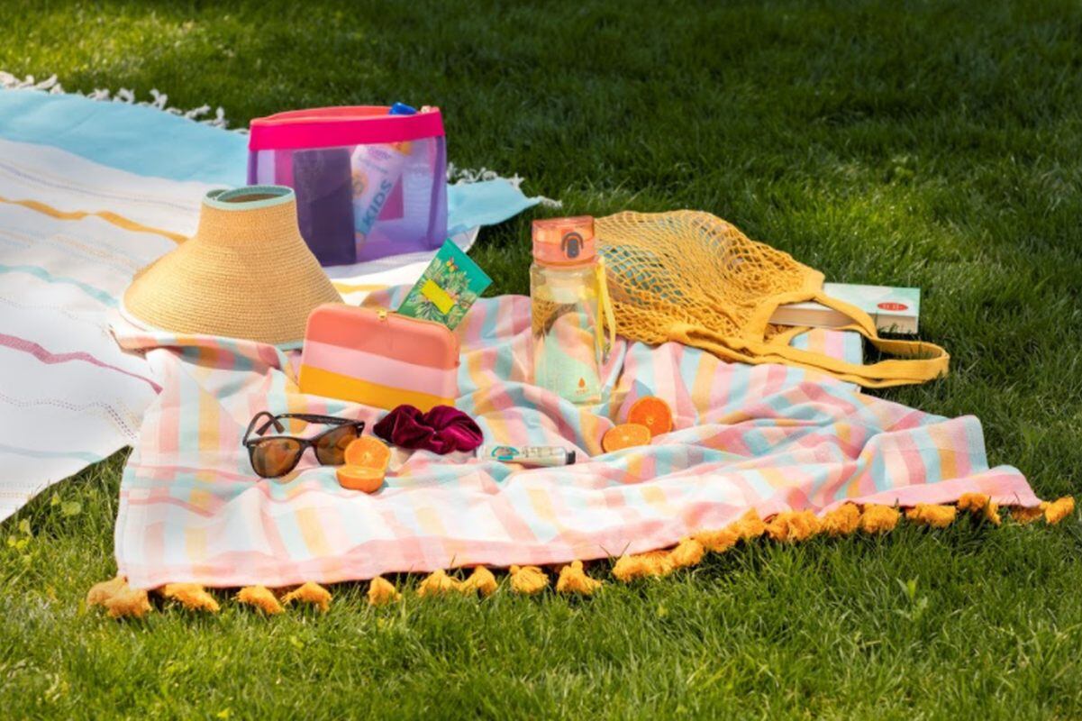 Disfrutar de un picnic, echarse a tomar el sol o jugar con muñecos al aire libre es una gran manera de distraer a los pequeños. (Foto: Casaideas)