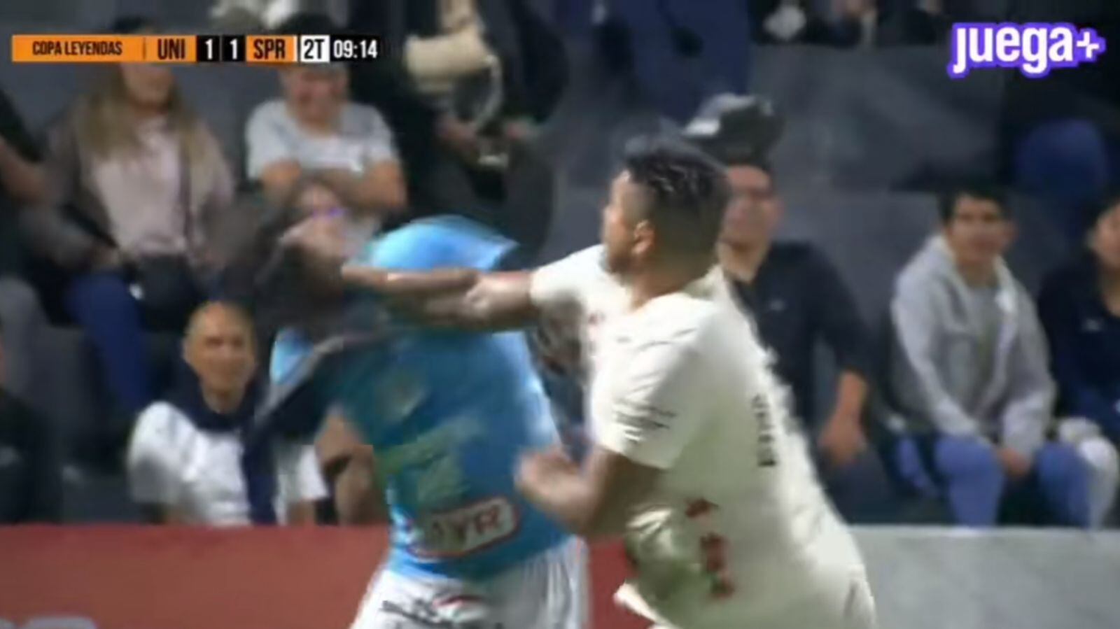 Juan Manuel Vargas agredió al ‘Cóndor’ Mendoza en pleno partido y la seguridad tuvo intervenir para que la situación no se vaya de las manos. (Foto: GOLPERU)