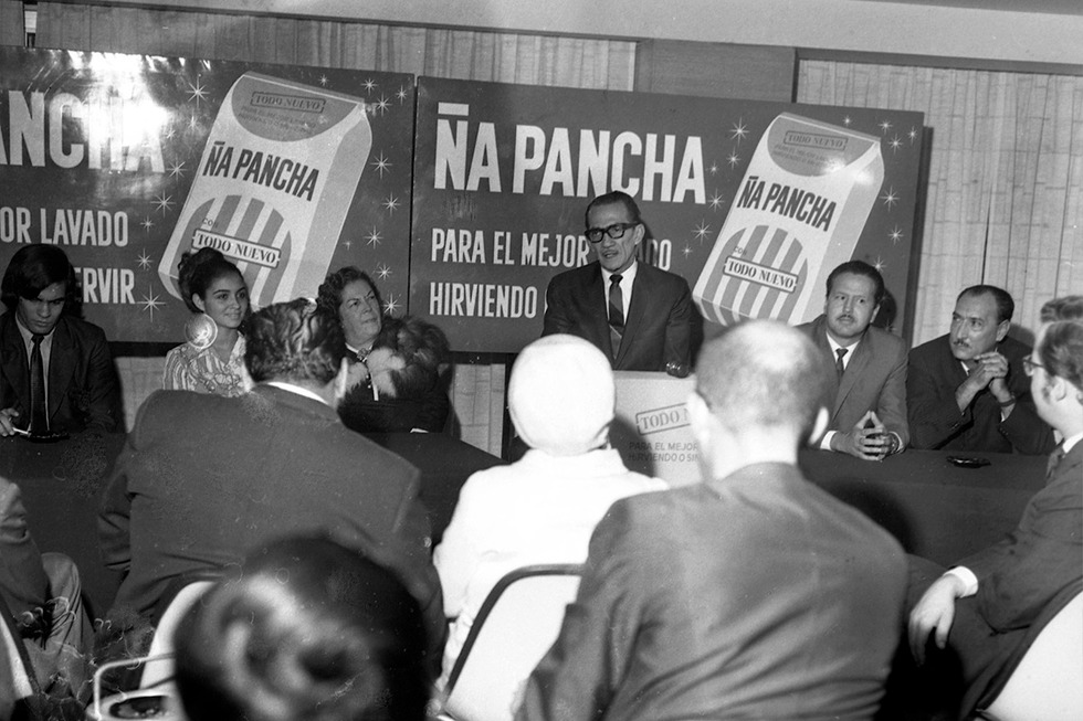 El éxito del programa hizo que se creara una versión adaptada a la televisión, y tiempo después, 'La Tremenda Corte' fue uno de los primeros programas cómicos televisivos que se exportaron desde México hacia diversos países de América.