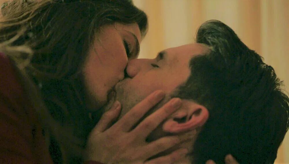 Ceylin e Ilgaz finalmente se besaron en "Secretos de familia" (Foto: Ay Yapım)