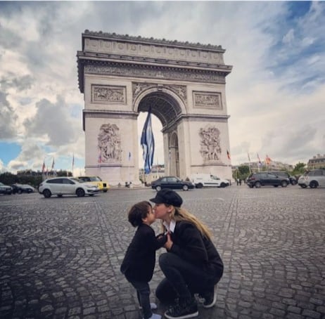 La actriz Sherlyn Gonzáles junto a su pequeño André en el Arco del Triunfo (Foto: Sherlyn Gonzáles/Instagram)