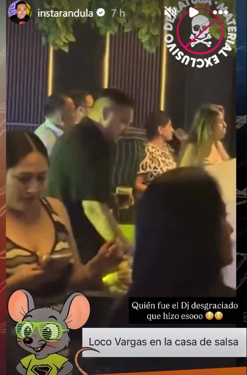 Juan Manuel Vargas escuchando la canción de Tilsa Lozano en la discoteca.