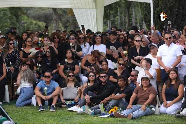Diferentes figuras del espectáculos acudieron a cementerio a despedirse de Manolo Rojas. (Fotos: Antonio Melgarejo/ @photo.gec)