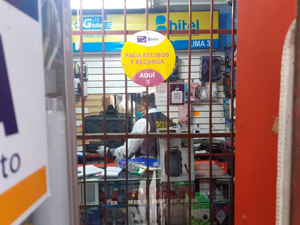 Delincuentes hicieron un forado y robaron cuantiosa mercadería consistente en celulares de alta gama. Todo está valorizado en 300 mil soles. (foto: TROME)