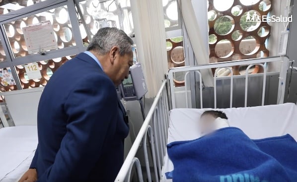 Pequeño víctima de ataque recibe la visita
del presidente de EsSalud Jaime Moreno. (EsSalud)