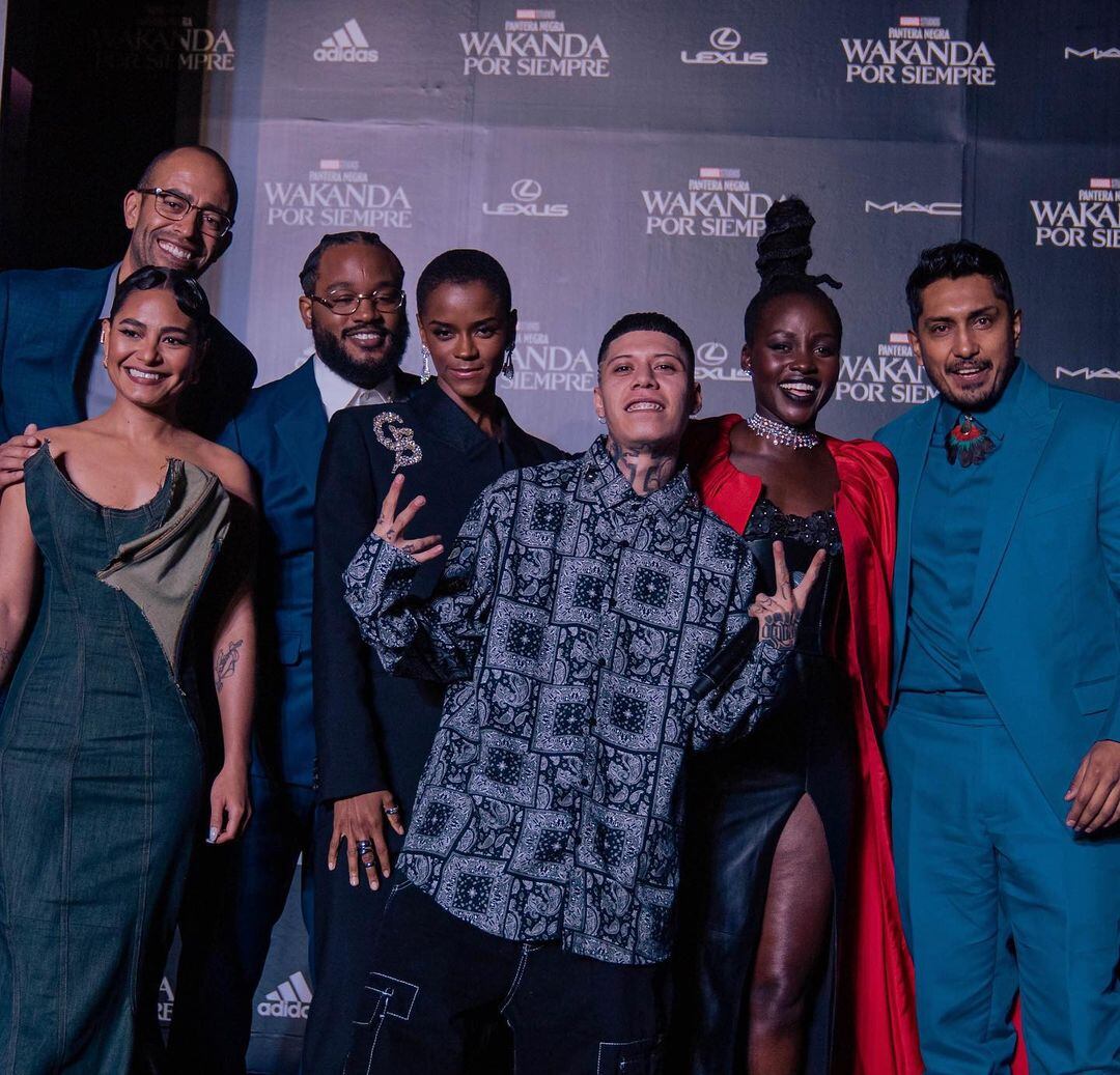 Santa Fe Klan junto al reparto principal de "Black Panther: Wakanda Forever" en el estreno de la película (Foto: Santa Fe Klan / Instagram)