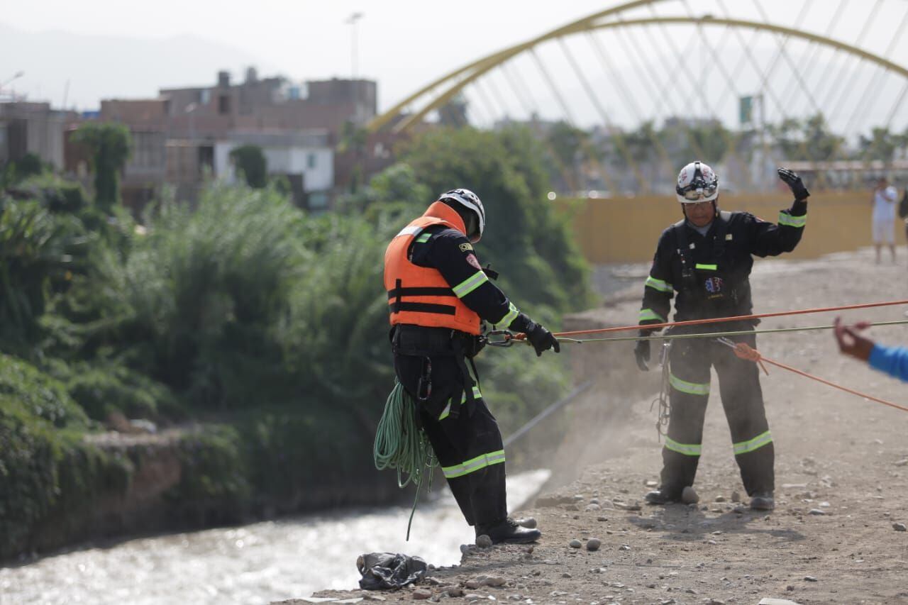 Trabajos de la policía de rescate para ubicar a madre e hijo que cayeron al río Rímac. (Foto: Anthony Niño de Guzmán/ @photo.gec)