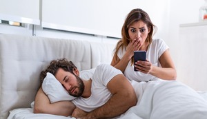 ¿Revisar el celular de la pareja a escondidas es normal o es alerta de que algo anda mal?