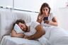 ¿Revisar el celular de la pareja a escondidas es normal o es alerta de que algo anda mal?