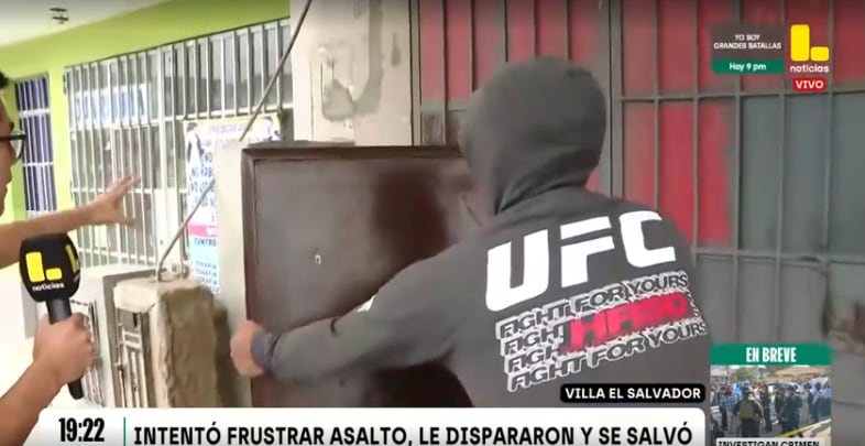 La bala rozó el brazo al valiente cocinero y la mesa que usó como escudo lo protegió. Mostró el orificio tras el impacto.