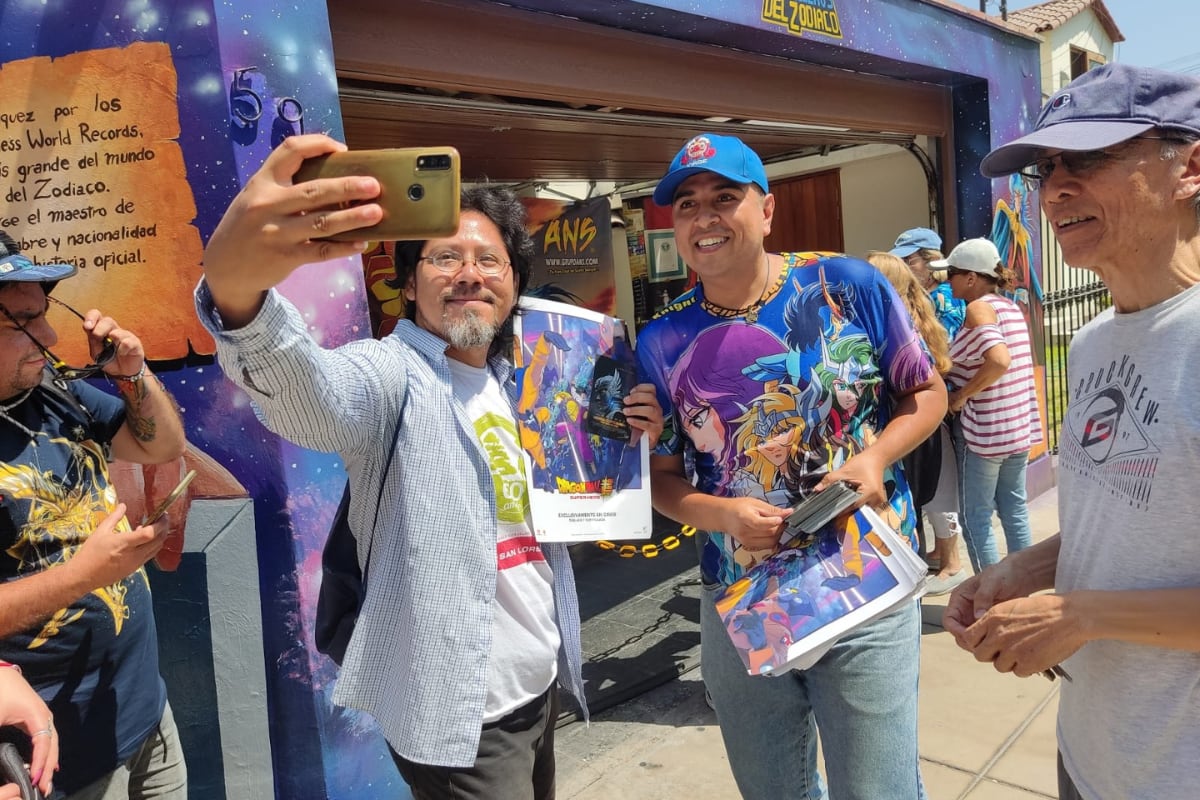 Jorge Vásquez, ganador de los Récord Guinnes por poseer la colección de la serie de Saint Seiya, pintó la fachada de su casa con dibujos de la serie