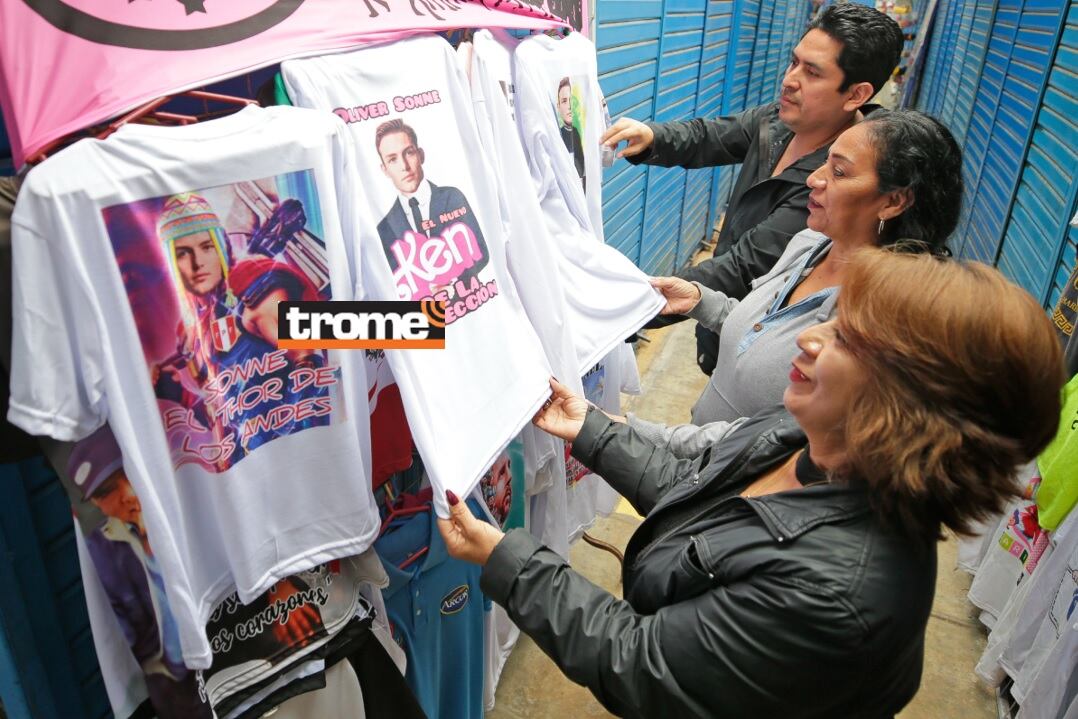 Se vacilan con ocurrentes frases en prendas inspiradas en Oliver Sonne, el nuevo 'Ken' de la selección. (Entrevista: Isabel Medina / Foto: César Bueno / Trome).