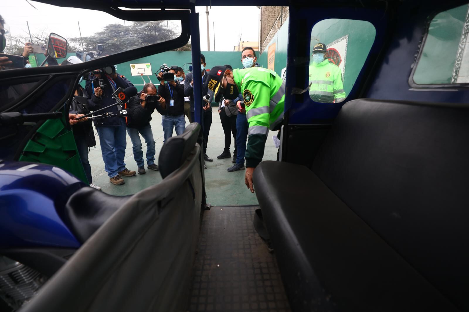 El cuchillo estaba escondido en la parte posterior de la moto. | Foto: Gonzalo Córdova