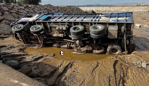 Ica: Huaico arrastró camión lleno de frutas en la Panamericana Sur
