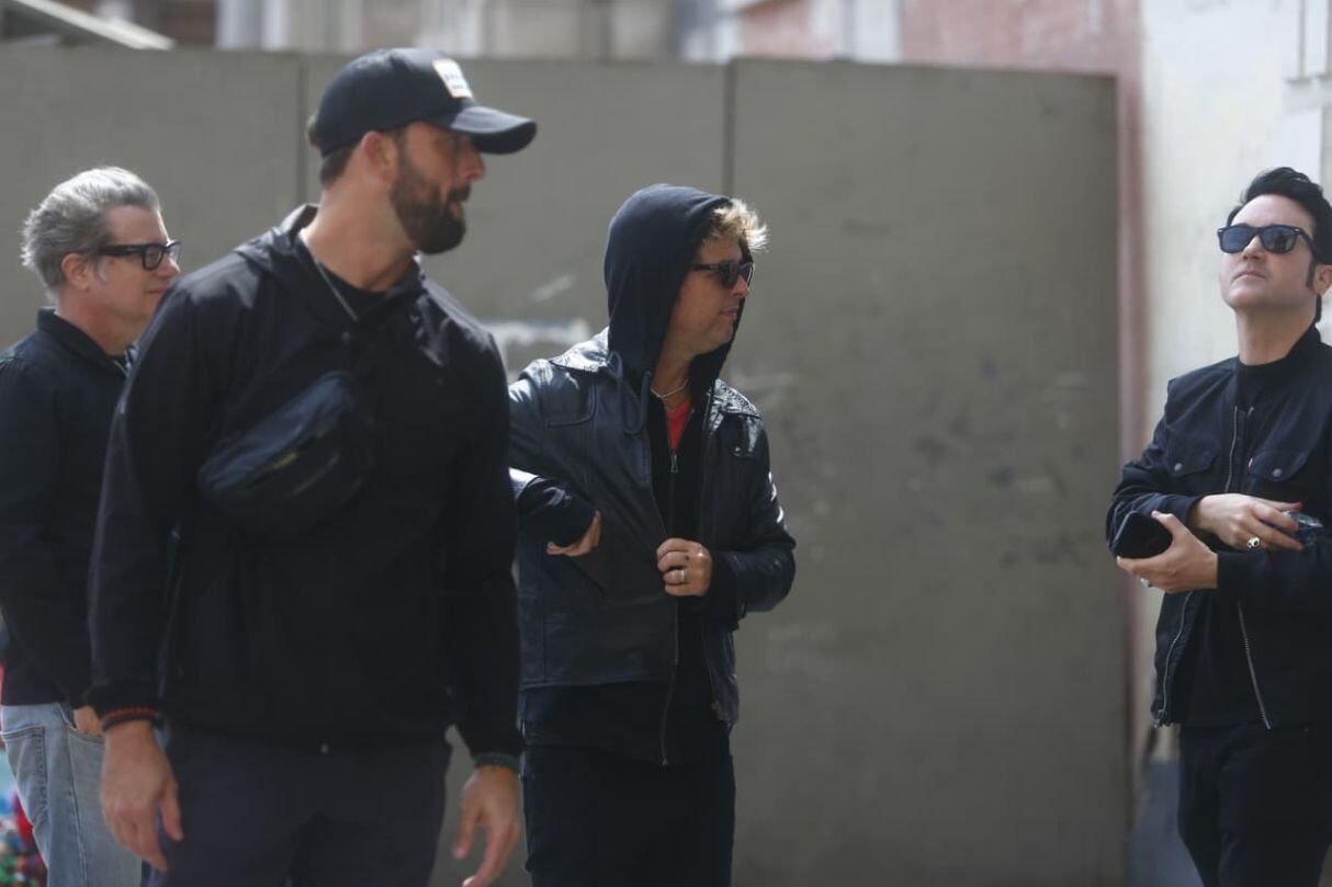 El vocalista de Green Day lució un atuendo negro y lentes oscuros para evitar ser reconocido. (Foto: Mario Zapata)