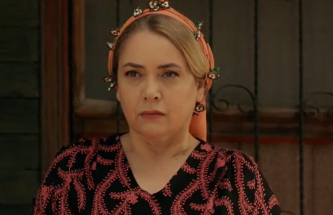 Sermin y Betül preocupadas porque Abdülkadir las echó de su casa (Foto: Tims & B Productions)