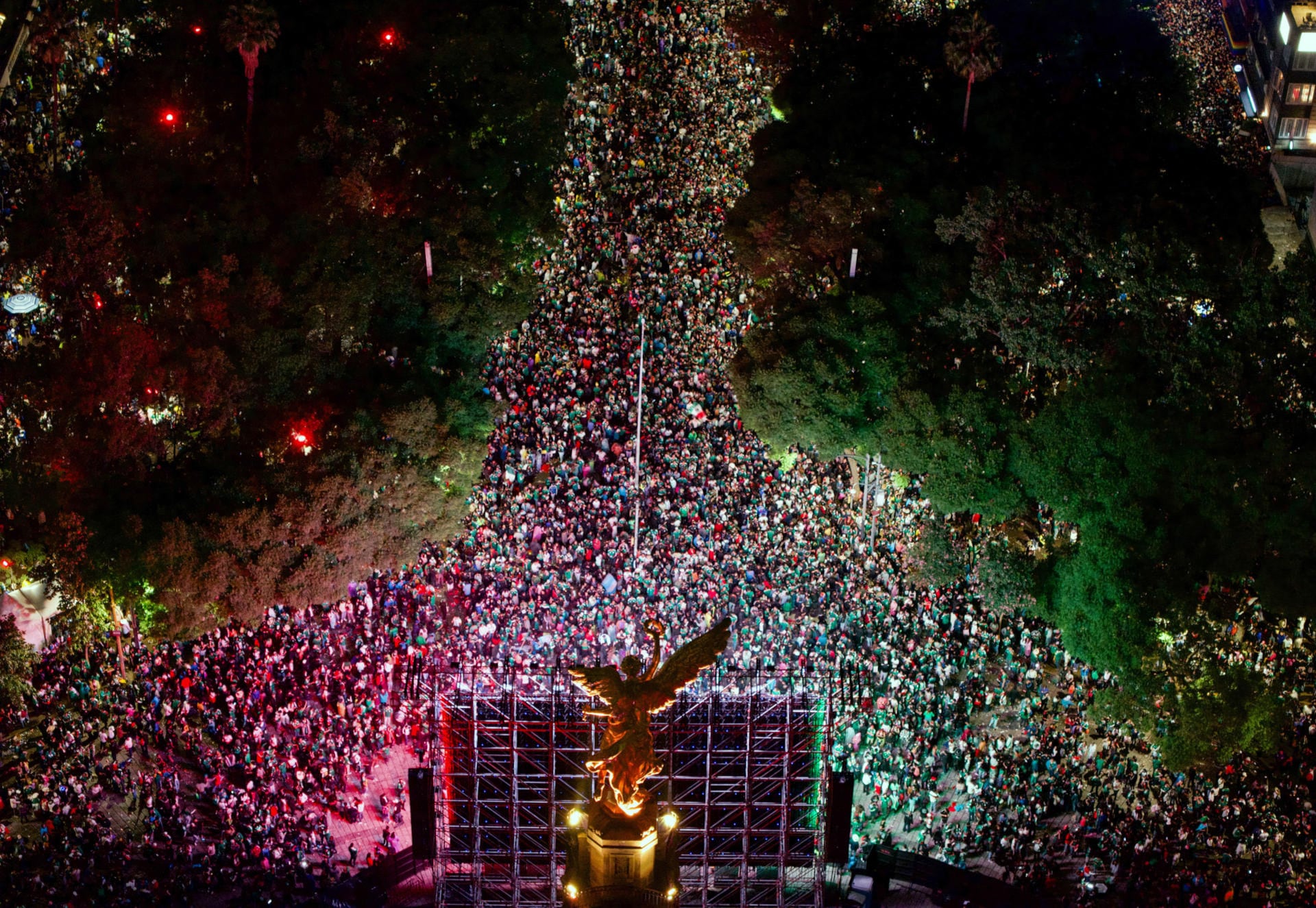 Fotografía aérea que muestra aficionados de México celebrando el triunfo ante Ecuador en el Ángel de la Independencia de la CDMX. (EFE/ Tomás Pérez).
