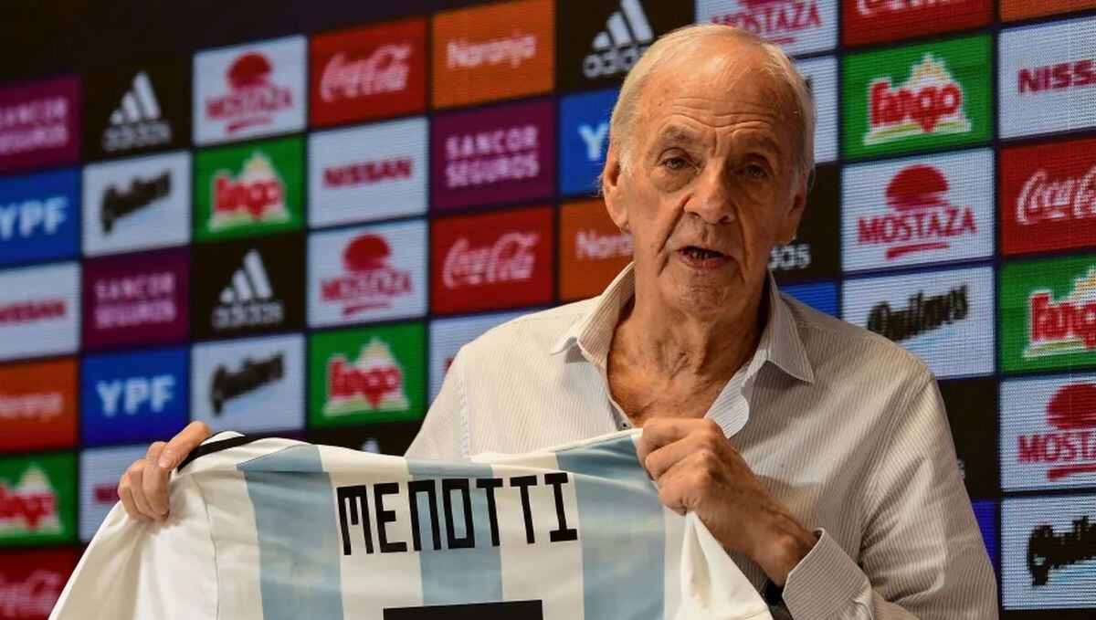 César Luis Menotti alternó con el 'Cabezón' y el 'Rey' Pelé en el Santos. (Foto: EFE)
