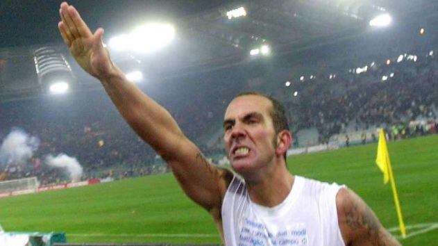 Paolo Di Canio, leyenda de la Lazio, es conocido por sus saludos fascistas y su admiración a Benito Mussolini. (Agencias)