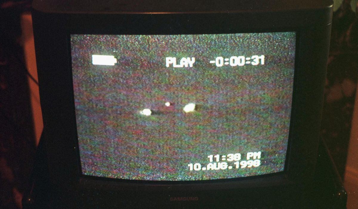 Vista de un OVNI de forma triangular que fue filmado por dos videógrafos aficionados en la noche del 10 al 11 de agosto. Este fue visto por al menos 150 personas (Foto: Alain Julien / AFP)