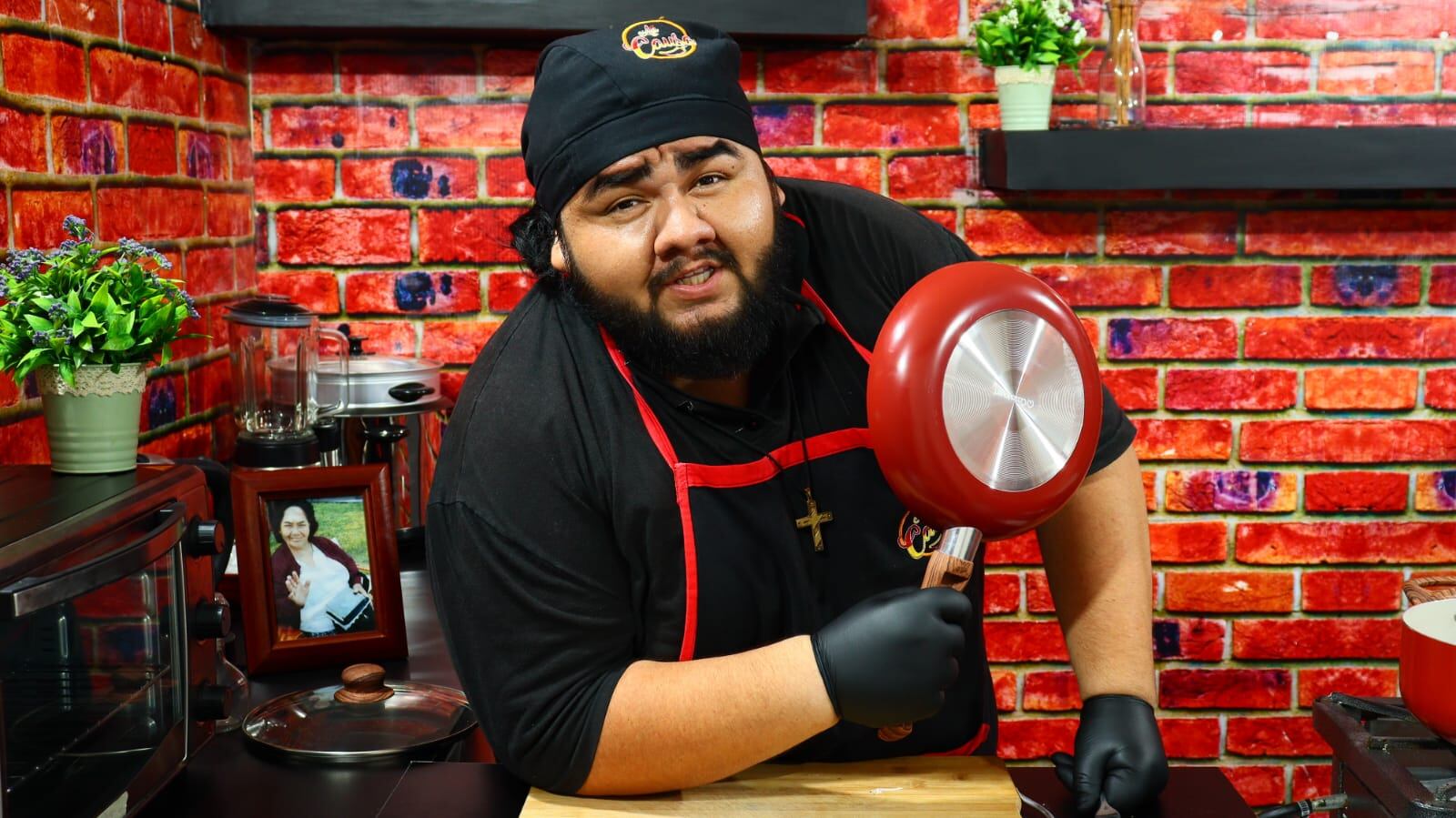 Más de medio millón se vacila y aprende a cocinar gracias Frank Saldaña, el cocinero sensación de TikTok. | Foto: Frank Saldaña.