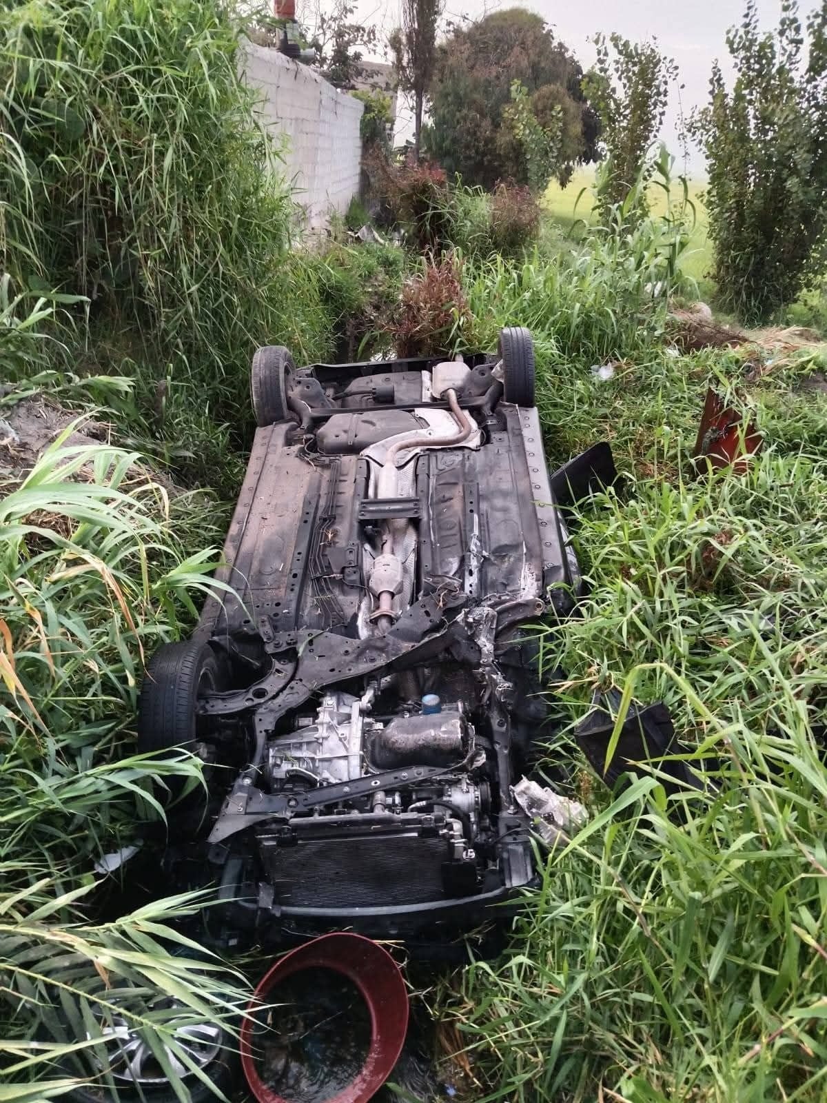 Vehículo cayó dentro de canal de regadío