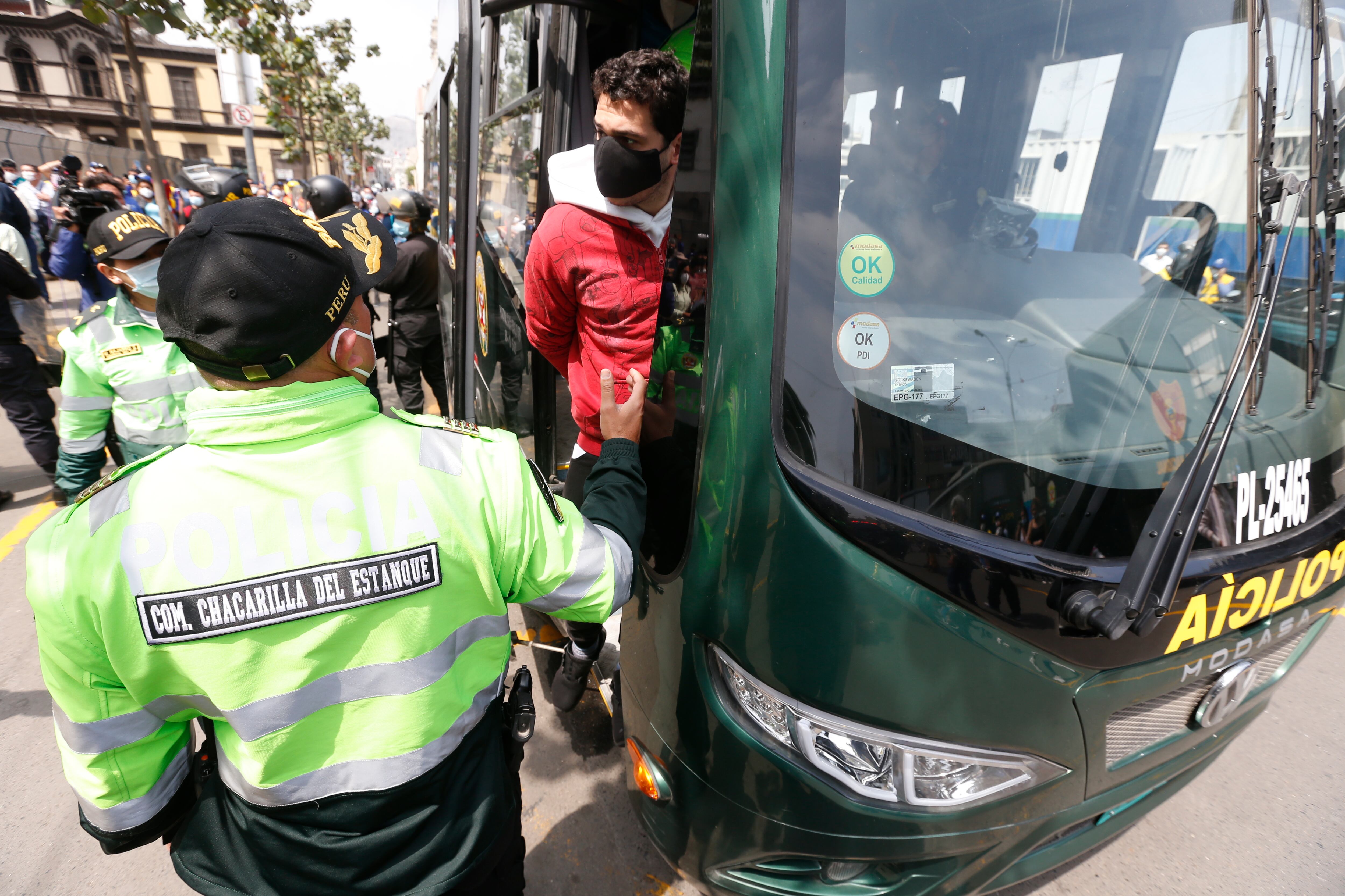Momento del traslado a la sede del Ministerio Público de uno de los implicados en violación grupal a joven en Surco. (Foto: Mario Zapata/GEC)