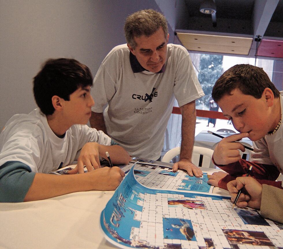 Crucigramas y otros juegos que potencian el pensamiento lingüístico. (Foto: GEC)