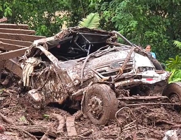 Huaico también arrasó con camión.
