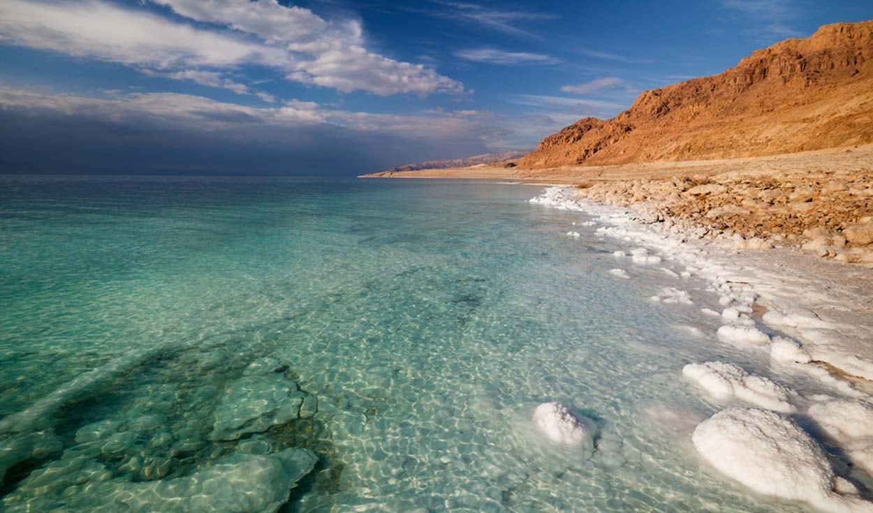 Se encuentra en la frontera entre Jordania y Palestina. Se llama “Mar muerto”, ya que en sus aguas no habitan ningún animal marino solo algas y esto se debe a la gran cantidad de sales. Miles de turistas se bañan en sus aguas y se cubren con barro porque es beneficioso para la piel. En los últimos años, el nivel del agua está descendido casi un metro por año por lo que en un futuro no muy lejano podría desaparecer. (Foto: Shutterstock)