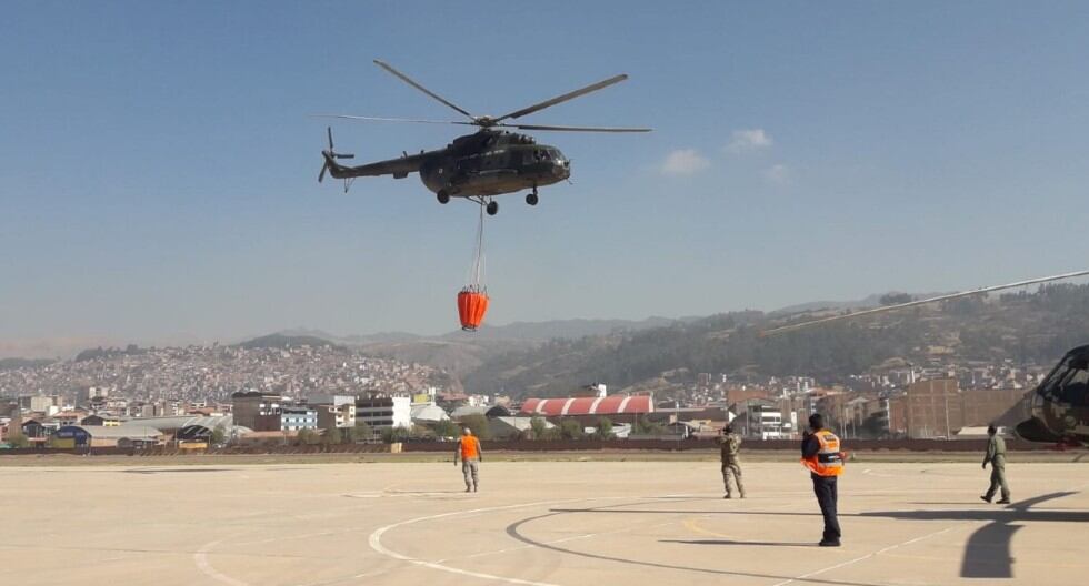 Cusco: Con aeronaves especiales de la FAP para controlar incendios de gran escala trabajan arduamente para controlar el fuego en dos sectores del Valle Sagrado de los Incas. (Foto Juan Sequeiros)