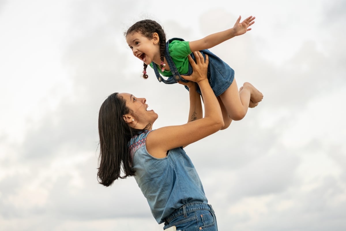 La tecnología parece inevitable, pero los padres siguen siendo el mejor ejemplo para enseñar a sus hijos a disfrutar su tiempo libre lejos de las pantallas. Foto: Istock.