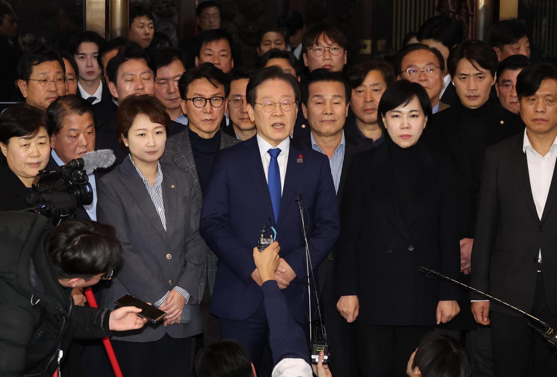 El líder del principal partido opositor, el Partido Democrático, Lee Jae-myung (C), anuncia su postura en la Asamblea Nacional en Seúl poco después de que una sesión plenaria de emergencia de la Asamblea Nacional aprobara una resolución instando al presidente a levantar la ley marcial en Seúl, Corea del Sur, a primeras horas del 04 de diciembre de 2024. EFE/EPA/YONHAP COREA DEL SUR
