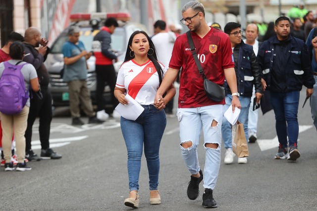 Hinchas de Venezuela van llegando de a pocos al estadio Nacional para el encuentro entre Perú vs Venezuela. Foto: Jesús Saucedo / @photo.gec