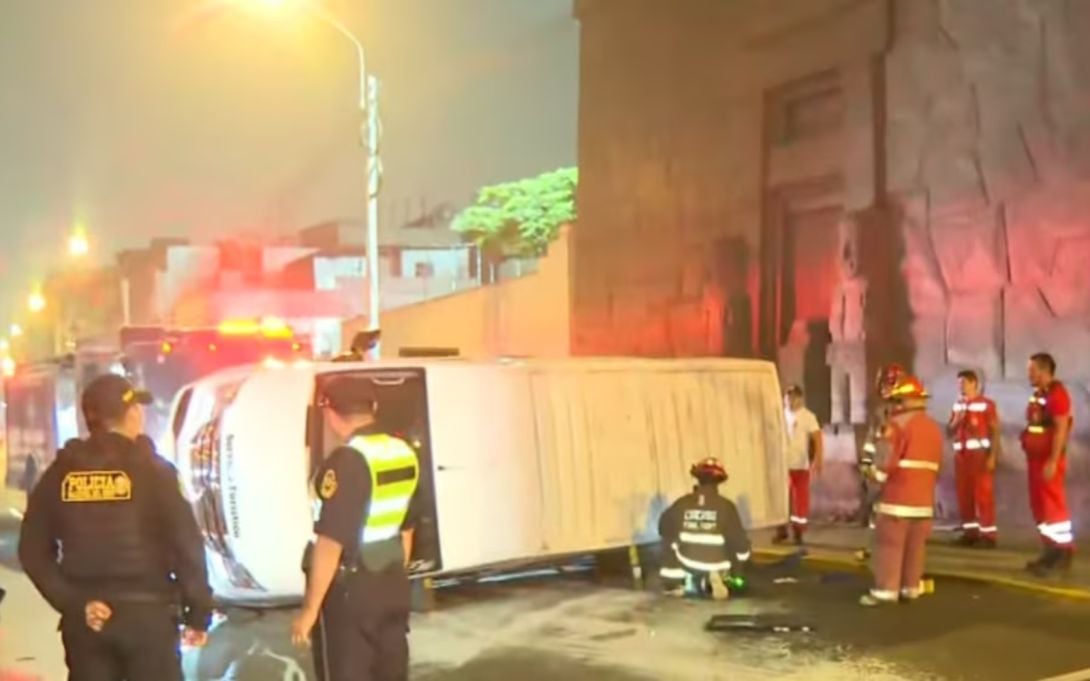 Minivan con tripulación aérea se vuelca en el Cercado de Lima