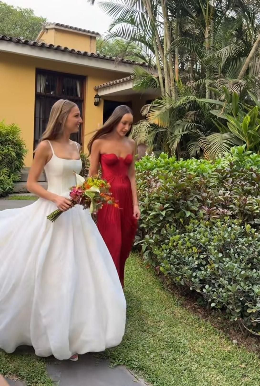 Paola Bayly fue llevada al altar por su hermana Camila. Foto: Difusión