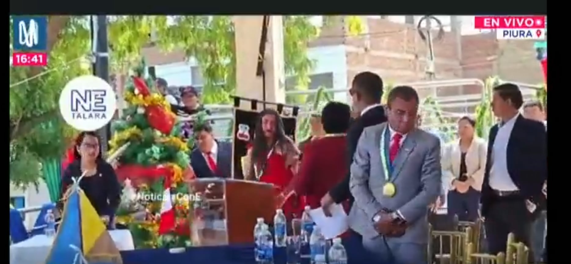Burgomaestre recibió huevos en plena ceremonia. (Fuente: América TV)