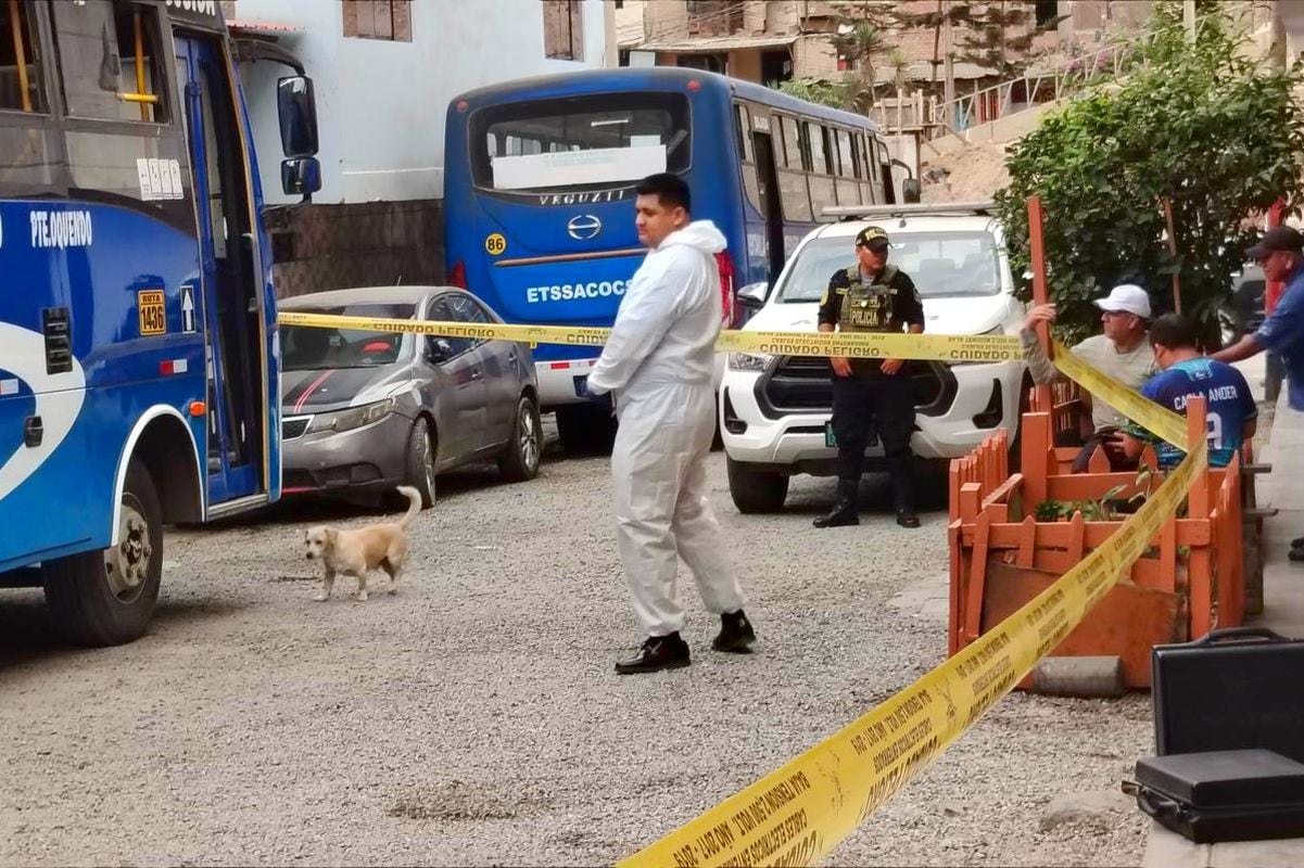 Balean bus de ‘Los Azules de Collique’ en su paradero inicial. Solo se reportaron daños materiales. Fotos: @photo.gec