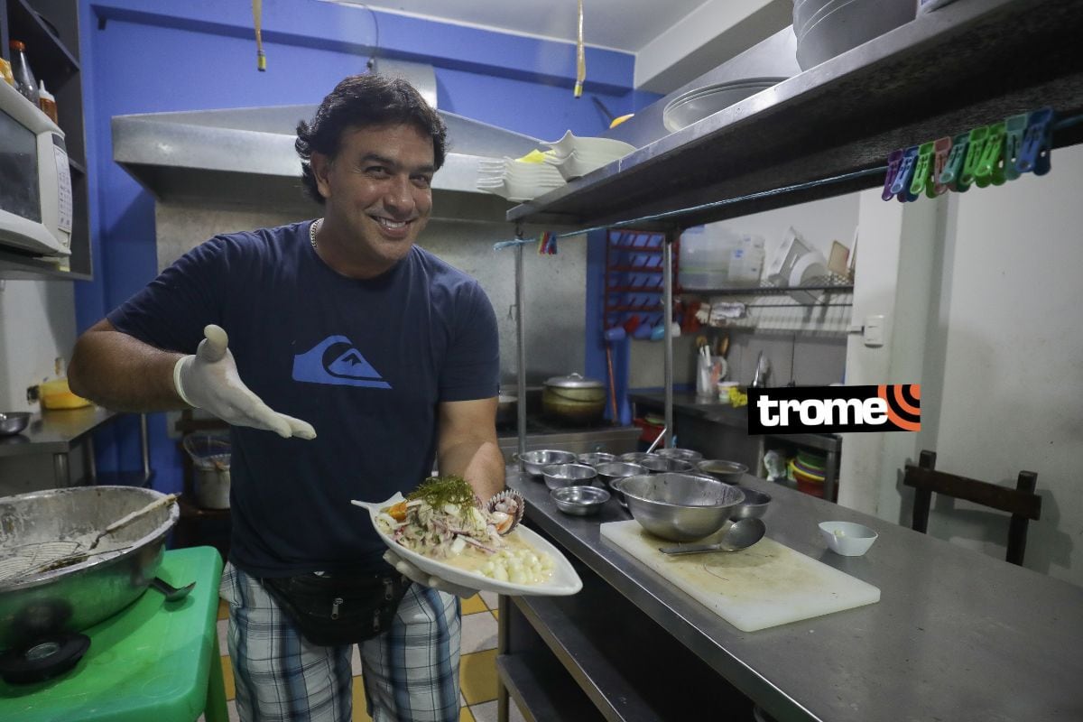 Cuenta que aprendió a cocinar y preparar cebiches y él mismo atiende a sus clientes. (Foto: GEC/ Britanie Arroyo)