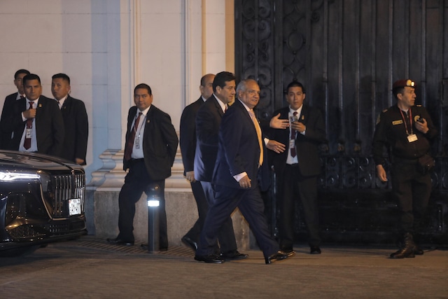 Dina Boluarte y su gabinete de ministros se retiran de palacio luego que el congreso aprobará su vacancia.
Foto: Joel Alonso @photo.gec
