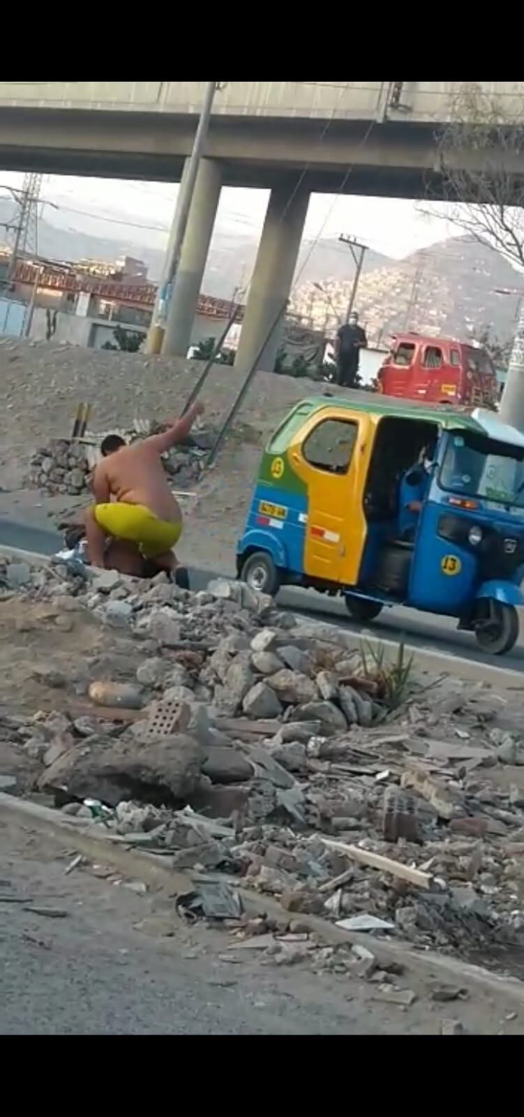 Hombre fue salvajemente atacado en Villa El Salvador. Aquí es golpeado.| Reproducción de vídeo