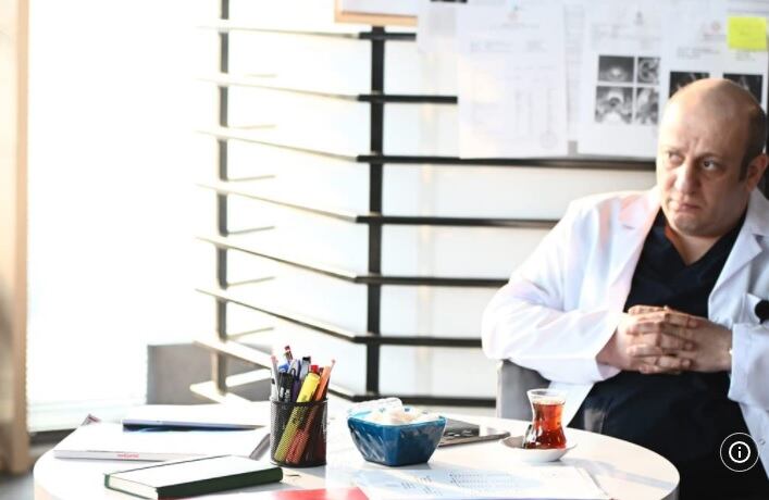 Muhsin es encarnado por el actor Serkan Keskin.