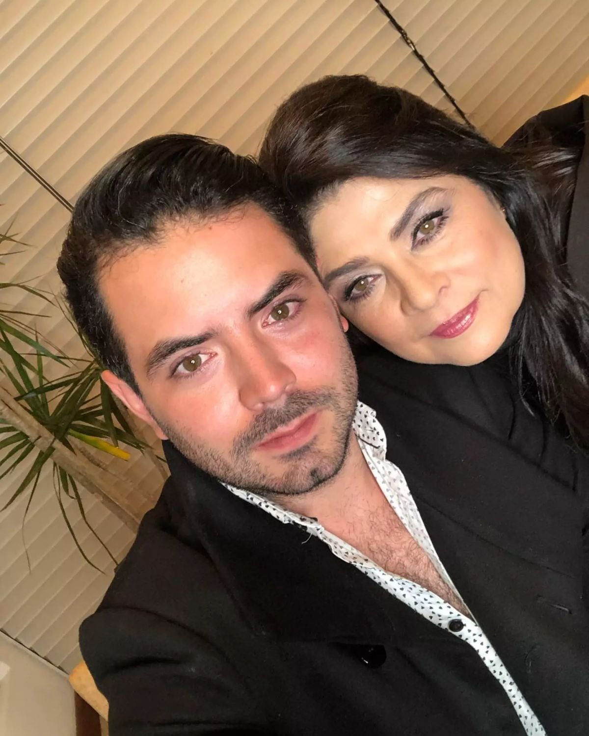 José Eduardo y Victoria Ruffo, su mamá y actriz (Foto: José Eduardo Derbez / Instagram)