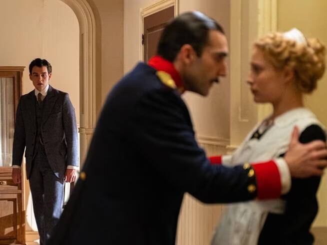 Lorenzo encara a Jana para reclamarle por ser testigo de su beso con la Baronesa (Foto: RTVE)